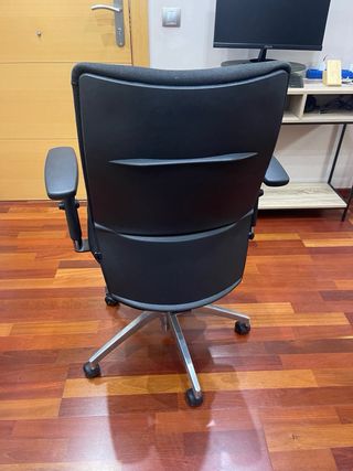 Silla de oficina negra como nueva