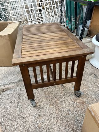 Tavolo in teak con ruote