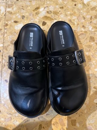 Zuecos Mules Pull&Bear Negros Hebilla
