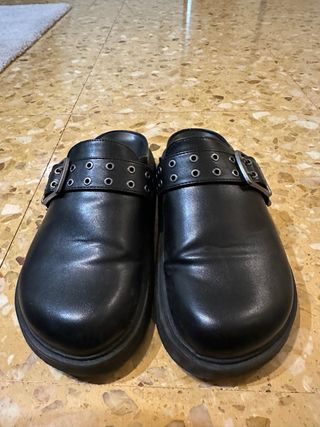Zuecos Mules Pull&Bear Negros Hebilla