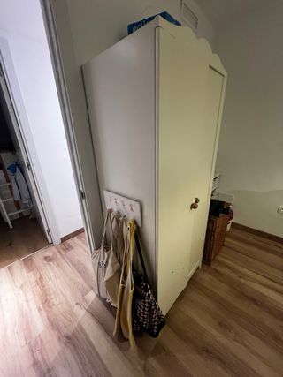 Armario infantil de madera beige