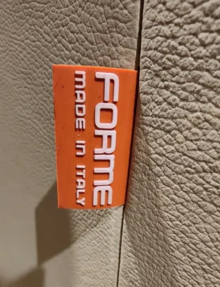 Dos sofás de piel de la marca italiana Forme.