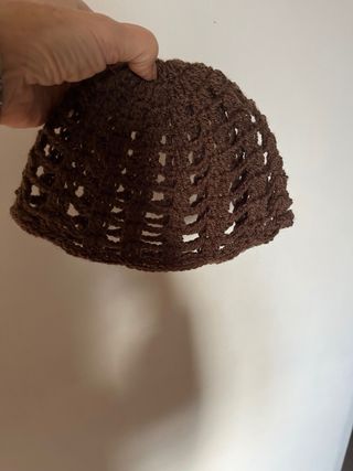 Gorro casquete tejido a mano marrón