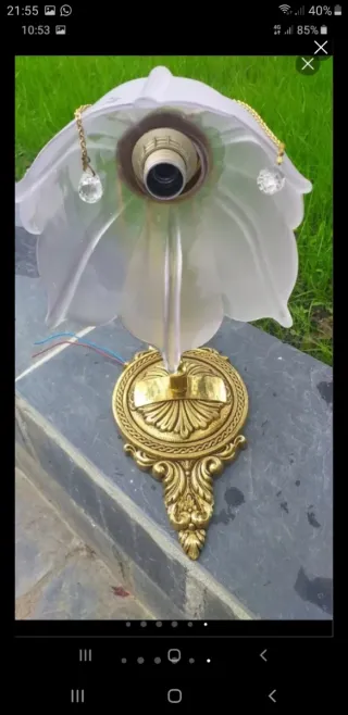 Lámpara de techo dorada con tulipas.aplique y lamp