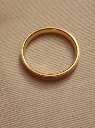 Anillo dorado con acabado texturizado mate