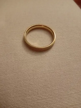 Anillo dorado con acabado texturizado mate