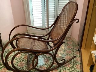 Antico dondolo in legno e rattan