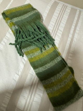 Bufanda a rayas verde y amarilla