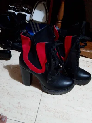 Botines negros y rojos con cordones