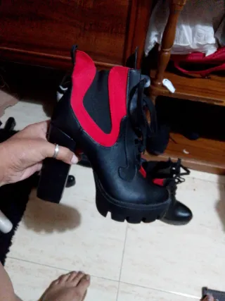 Botines negros y rojos con cordones