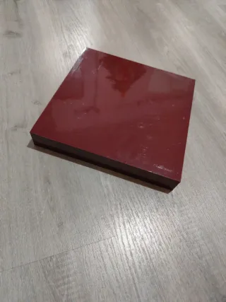 Scaffali galleggianti color granato