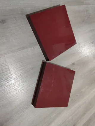 Scaffali galleggianti color granato