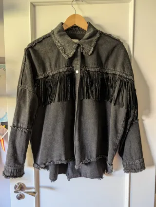 Cazadora vaquera gris con flecos