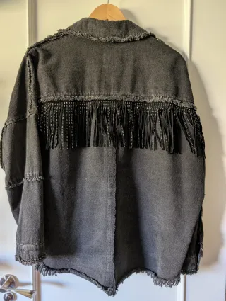 Cazadora vaquera gris con flecos