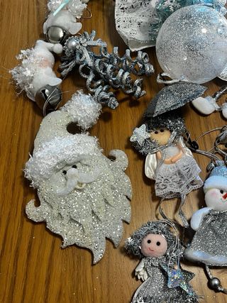Preciosos Adornos Navideños Plateados y blancos