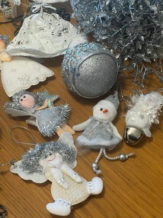 Preciosos Adornos Navideños Plateados y blancos