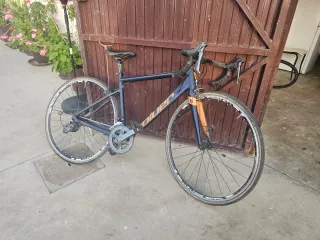 Bicicleta carretera con ruedas extra