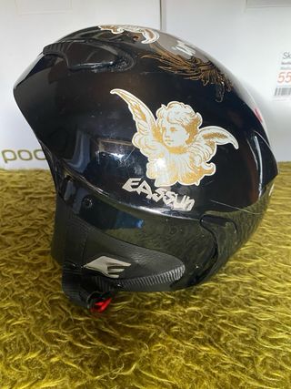 Casco de esquí negro con diseño de ángel