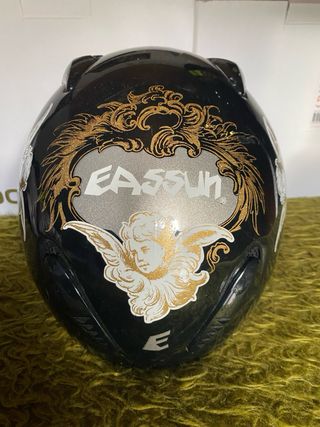 Casco de esquí negro con diseño de ángel