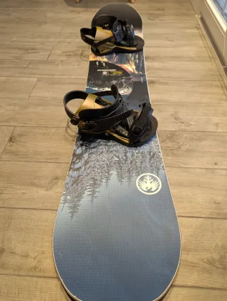 Tavola da snowboard con attacchi