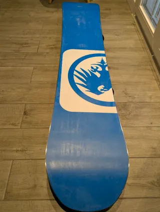 Tavola da snowboard con attacchi