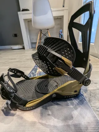 Tavola da snowboard con attacchi