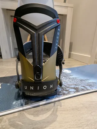 Tavola da snowboard con attacchi