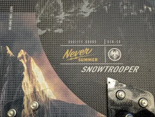 Tavola da snowboard con attacchi