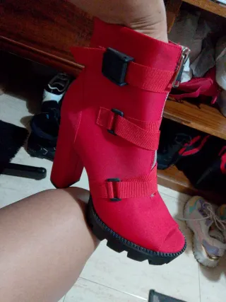 Botines Rojos con Hebillas