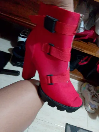 Botines Rojos con Hebillas