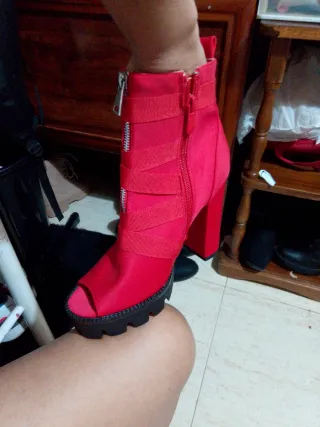 Botines Rojos con Hebillas