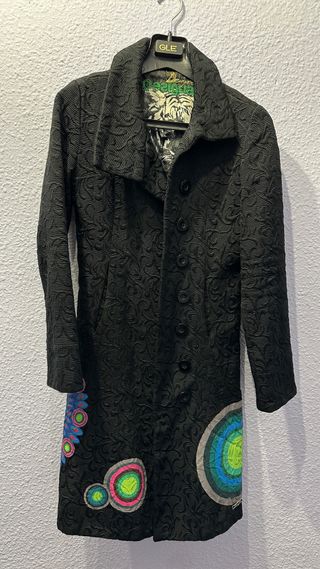 Abrigo Desigual Negro con Estampado