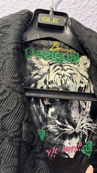Abrigo Desigual Negro con Estampado