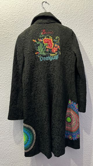 Abrigo Desigual Negro con Estampado