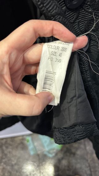 Abrigo Desigual Negro con Estampado