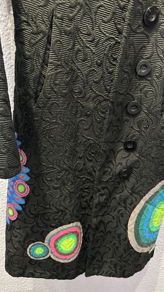 Abrigo Desigual Negro con Estampado