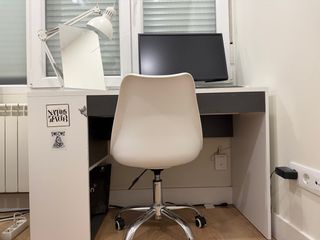 Mesa de estudio y silla