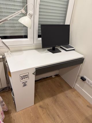 Mesa de estudio y silla