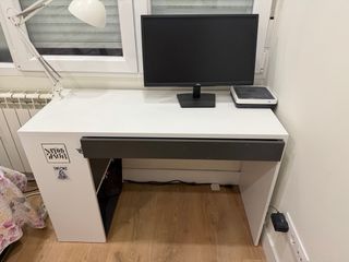 Mesa de estudio y silla