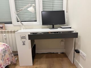 Mesa de estudio y silla