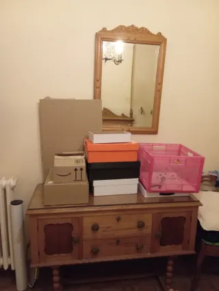 Armario, cómoda, cama,  mesillas y espejo.