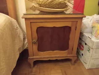 Armario, cómoda, cama,  mesillas y espejo.