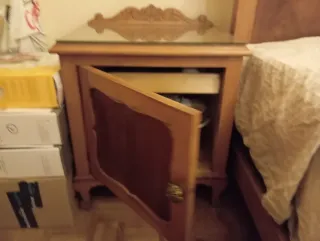 Armario, cómoda, cama,  mesillas y espejo.