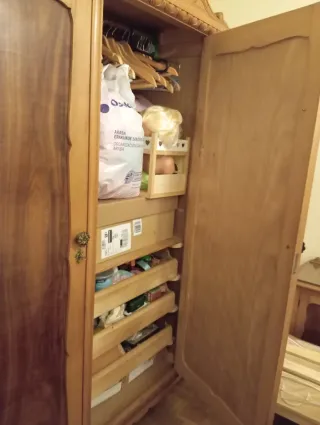 Armario, cómoda, cama,  mesillas y espejo.