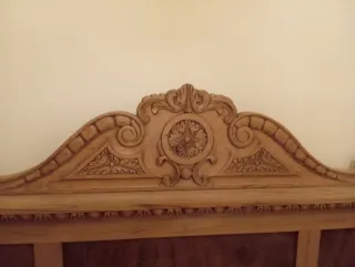 Armario, cómoda, cama,  mesillas y espejo.