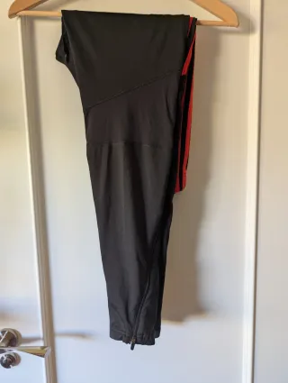 Pantalón deportivo Adidas negro y rojo
