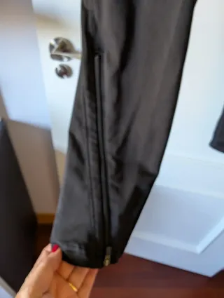 Pantalón deportivo Adidas negro y rojo