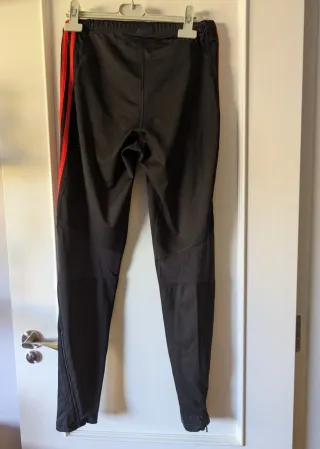 Pantalón deportivo Adidas negro y rojo