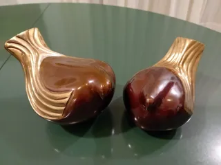 Coppia di sculture di colombe in pietra e bronzo