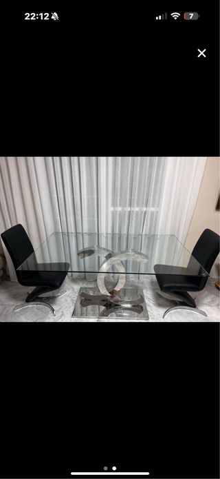 Mesa de cristal con base metálica